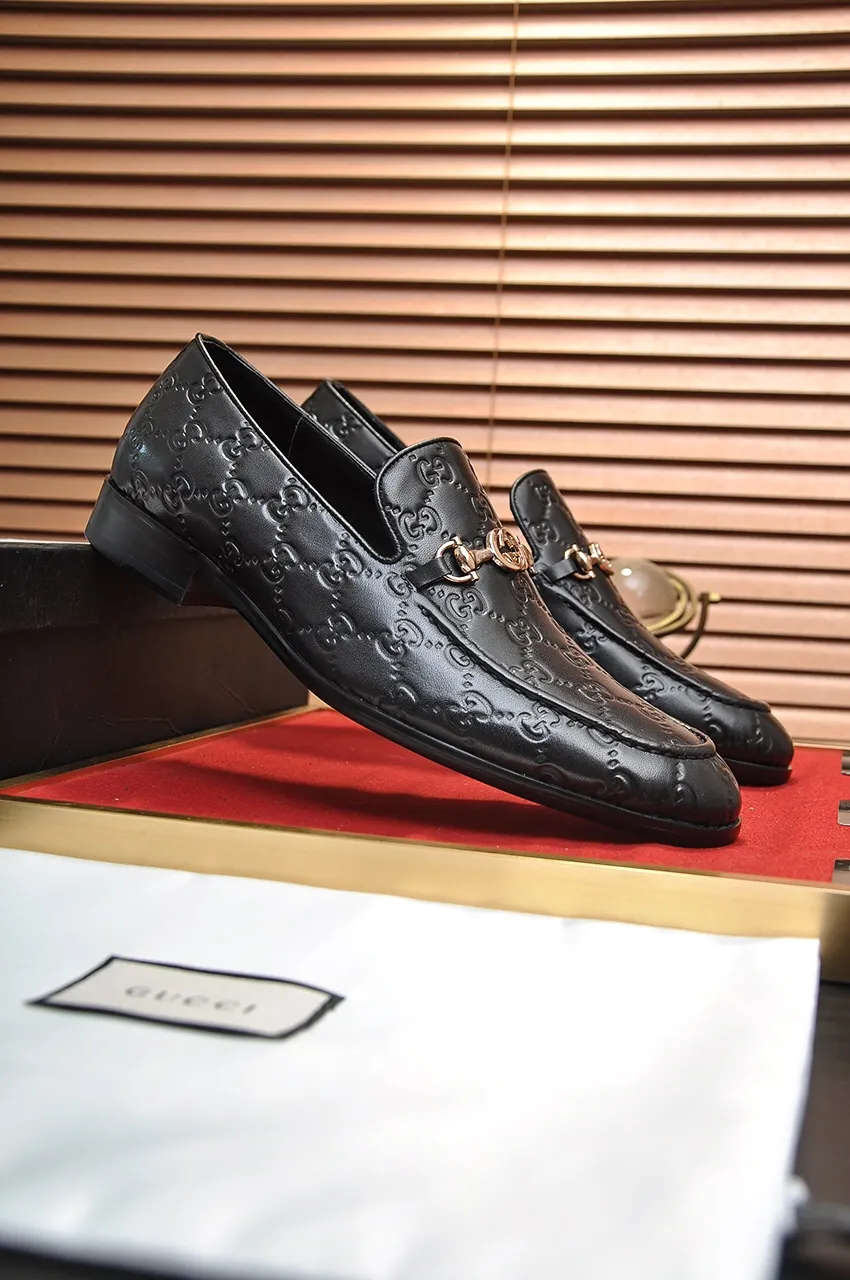 Men's shoes💰500💶Italy's top luxury men's shoe giant (GUCCI) (Gucci) (full cowhide lining) new arrival🍃Original European style🔰 Pleasant to the eye😍In order to make the shoes more durable and non-deformable🌀The production continues to follow traditional methods but there is still no lack of innovation💪Choose original sheepskin for the leather♻️ Smooth and natural And extra bright ⭐Made of imported cowhide, the first choice of rich people 38-45 (45 customized)